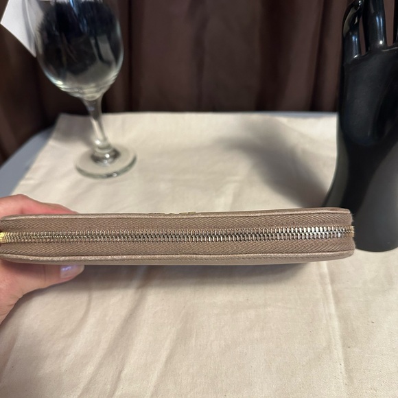 Prada long wallet. 8x4 in excellent condition. - Picture 6 of 9